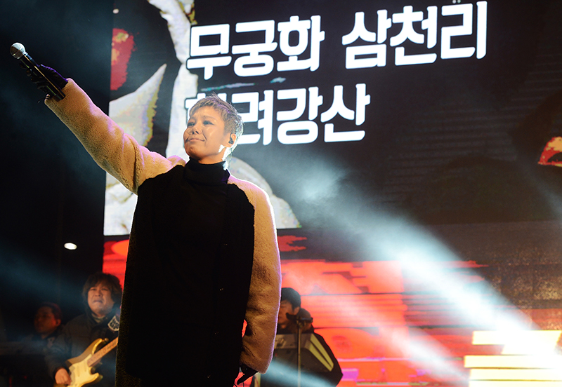 9일 박근혜 대통령의 탄핵안이 가결된 가운데 '7차 대규모 촛불집회'가 10일 오후 서울 광화문 일대에 열려 가수 이은미가 노래하고 있다.